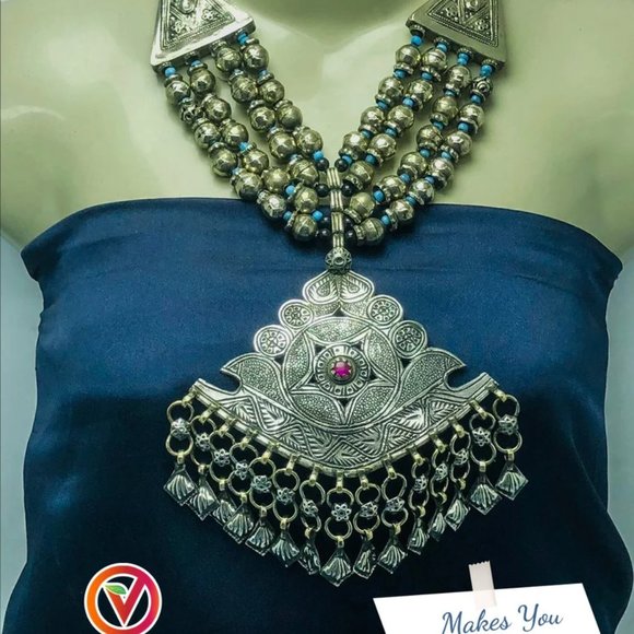 Vintage Beaded Necklace With PendantStatement Necklace - Picture 2 of 7